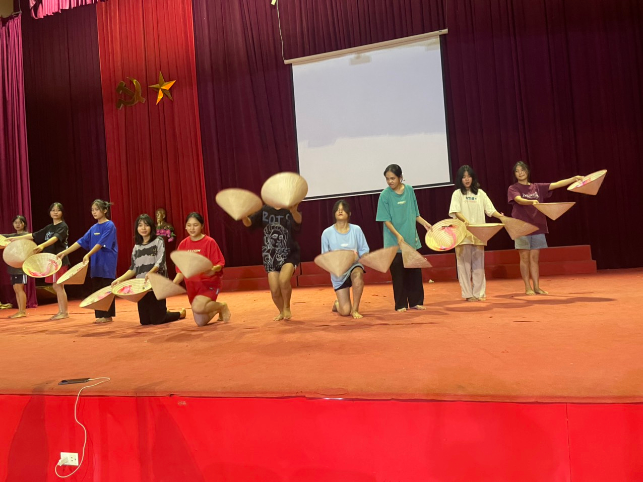 Ảnh có chứa trong nhà, màu đỏ, được trang trí, khán phòngMô tả được tạo tự động